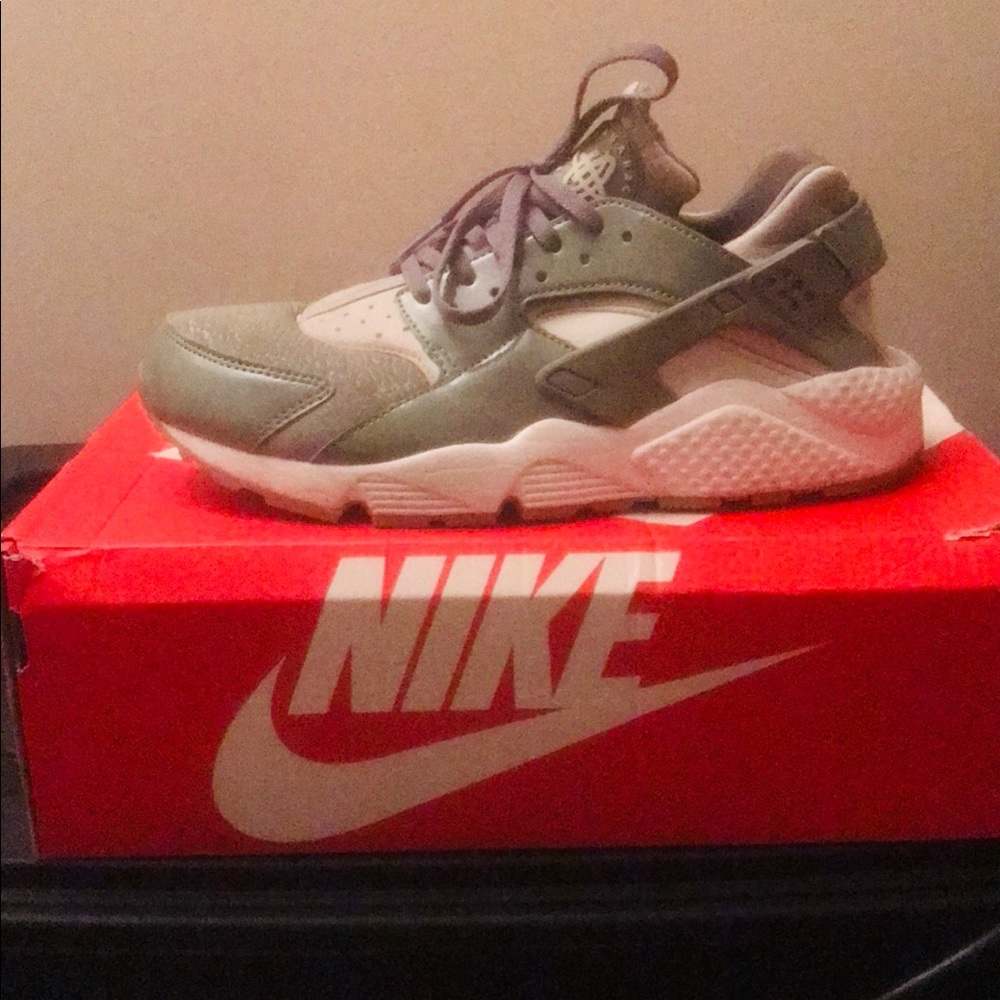 Athletic shoes